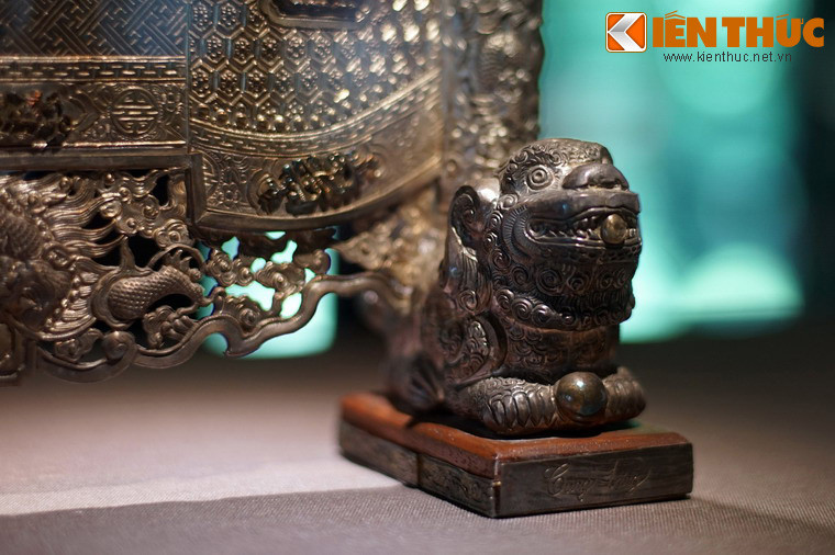 Hình tượng nghê được chạm khắc tinh xảo ở giá đỡ chiếc trấn phong. Trấn phong là vật dụng có chức năng tương tự bình phong nhưng kích cỡ nhỏ hơn, dùng để che chắn đồ nội thất.