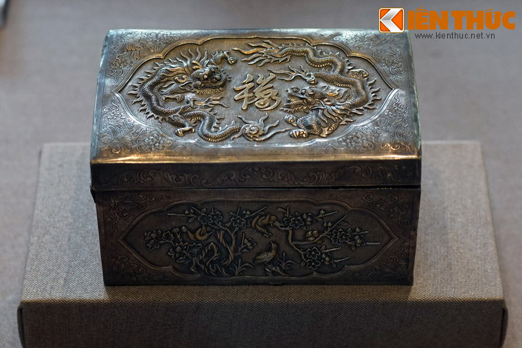 Hộp đựng thuộc bằng bạc chạm hình rồng trên nắp.