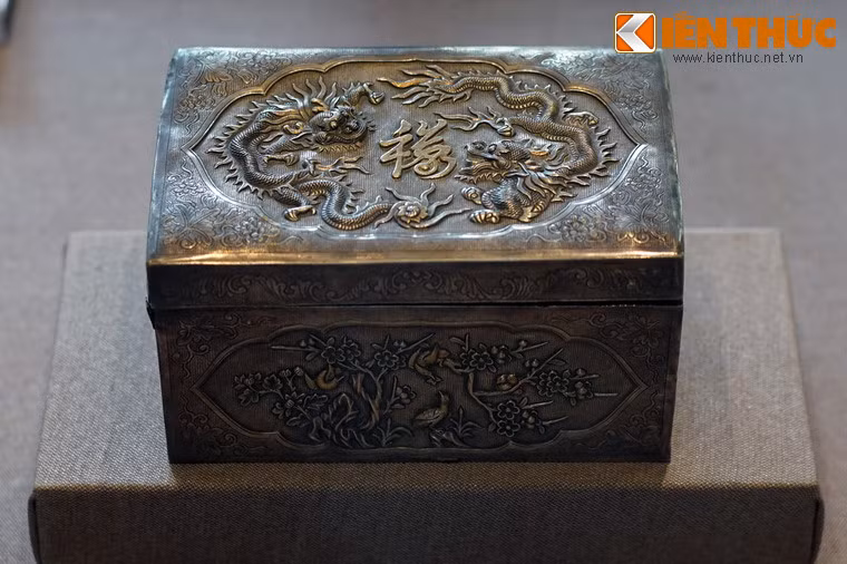 Hộp đựng thuộc bằng bạc chạm hình rồng trên nắp.