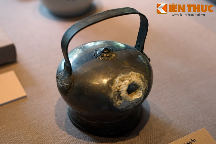 Bình vôi bằng bạc được vua nhà Nguyễn sử dụng khi ăn trầu.