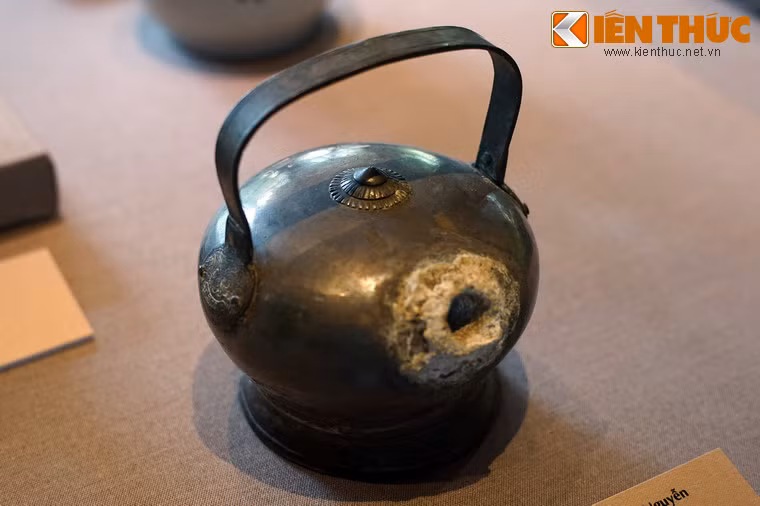 Bình vôi bằng bạc được vua nhà Nguyễn sử dụng khi ăn trầu.