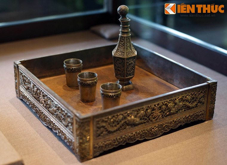 Bộ đồ uống rượu bằng bạc gồm bình rượu, chén uống rượu và khay.