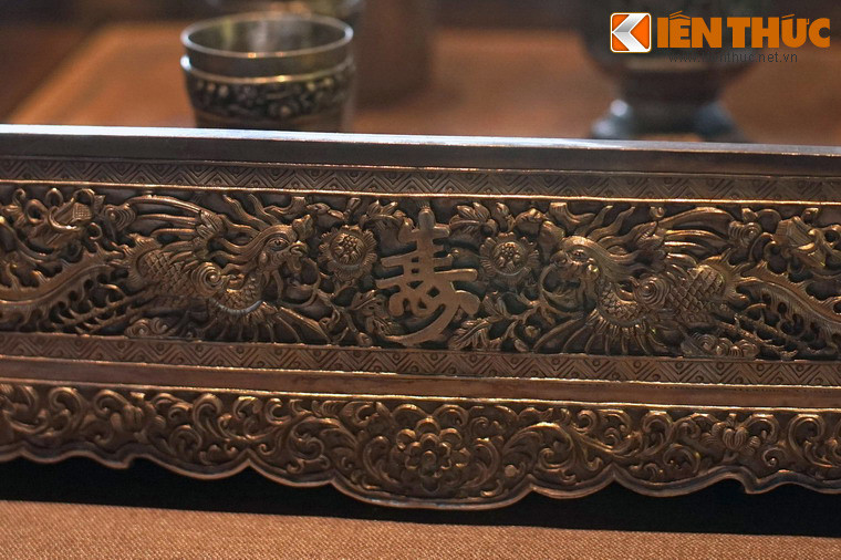 Hình tượng chim phượng chạm khắc trên khay rượu.