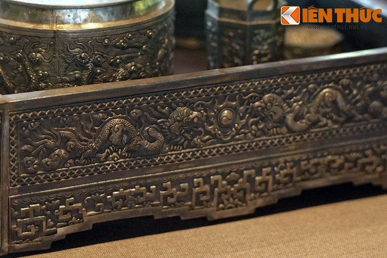 Chi tiết chạm khắc hình rồng chầu nguyệt trên khay trầu.