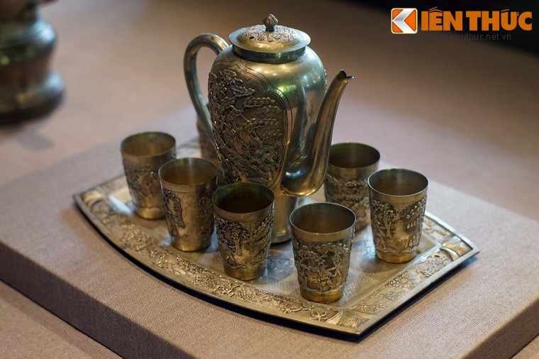 Bộ ấm chén bằng bạc gồm ấm, 8 chiếc chén và khay đựng của cung đình nhà Nguyễn.