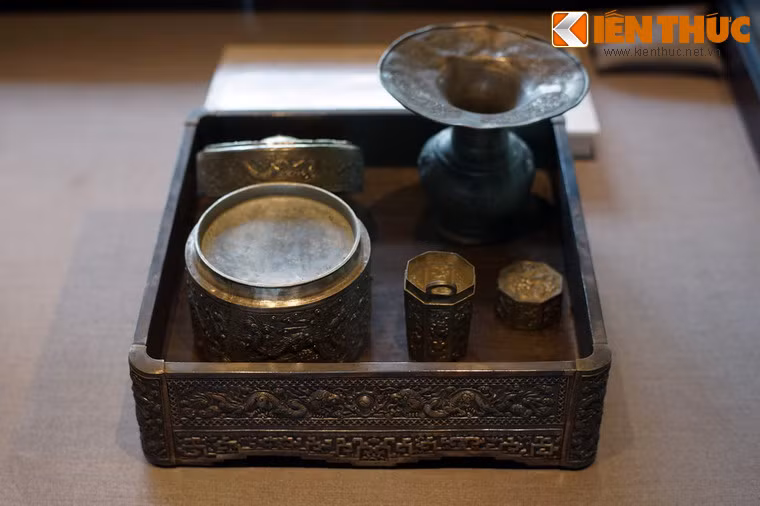 Bộ đồ ăn trầu bằng bạc của vua nhà Nguyễn với khay, cơi trầu, ngoáy trầu.