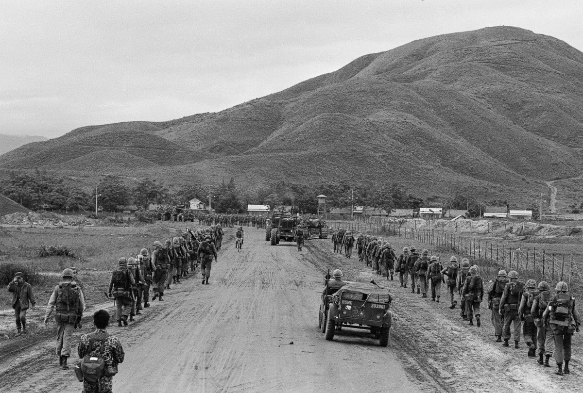 Lĩnh Mỹ di chuyển từ căn cứ không quân Đà Nẵng về phía điểm cao 327, phía Tây Nam sân bay, ngày 9/3/1965. Ảnh: ABC News.