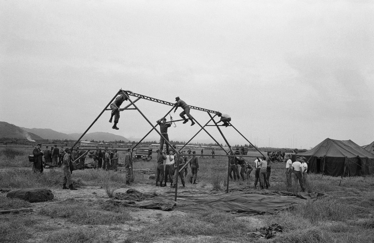 Binh sĩ cua Sư đoàn Thủy quân lục chiến số 3 Mỹ dựng trại phía ngoài căn cứ không quân Đà Nẵng. Ảnh: ABC News.