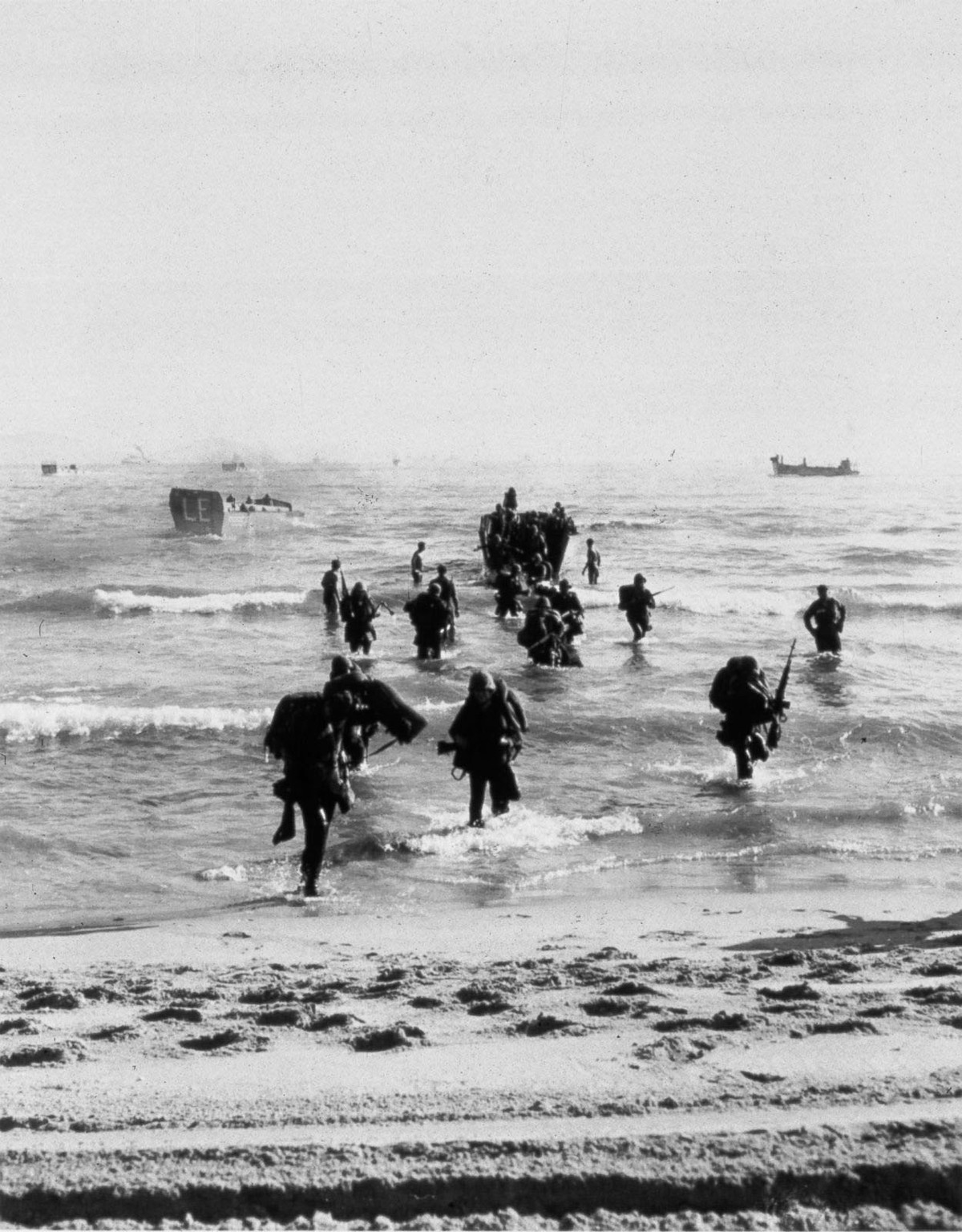 Một nhóm lính Mỹ tràn lên bãi biển Xuân Thiều, được người Mỹ gọi là bãi biển Đỏ, 8/3/1965. Ảnh: ABC News.