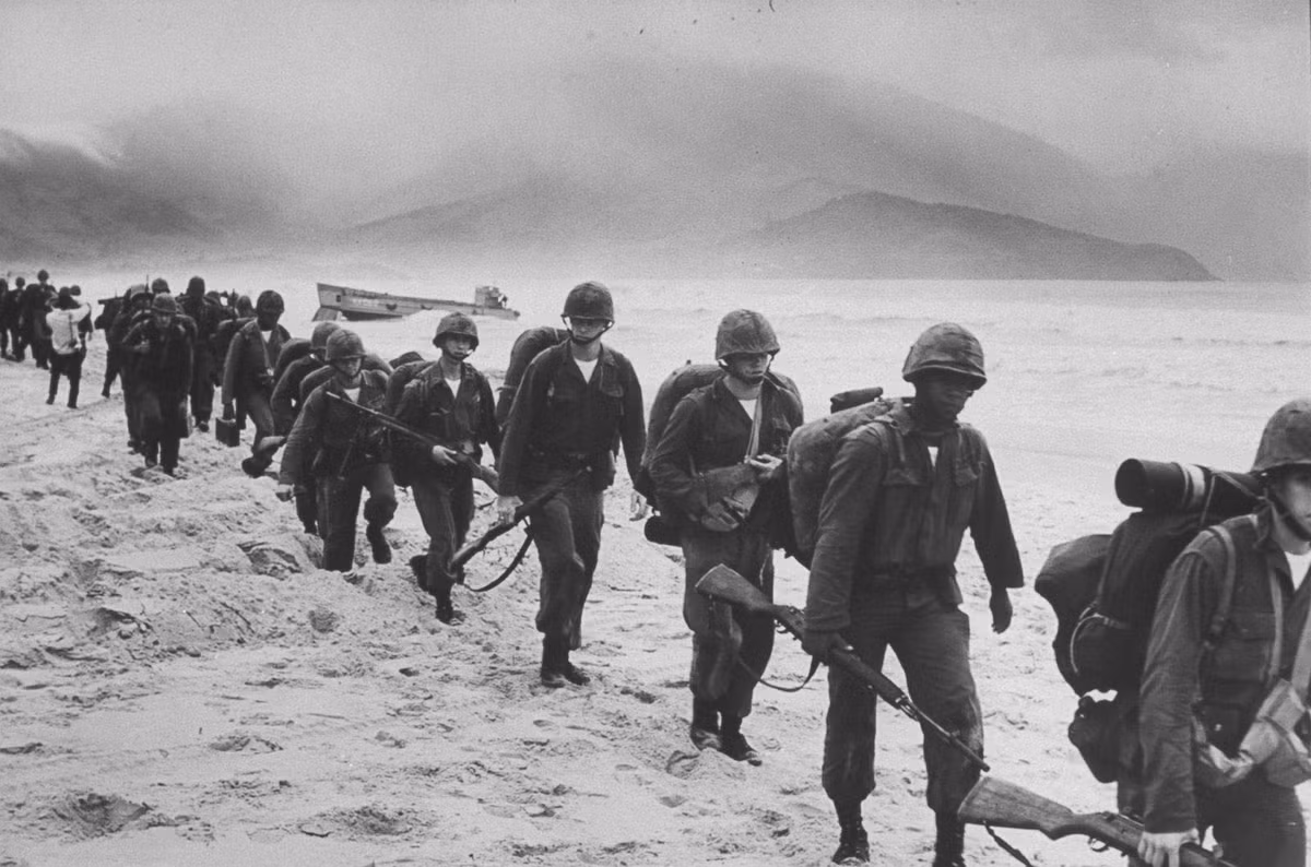 Từ bãi biển, lính Mỹ di chuyển về nơi tập kết. Ảnh: ABC News.