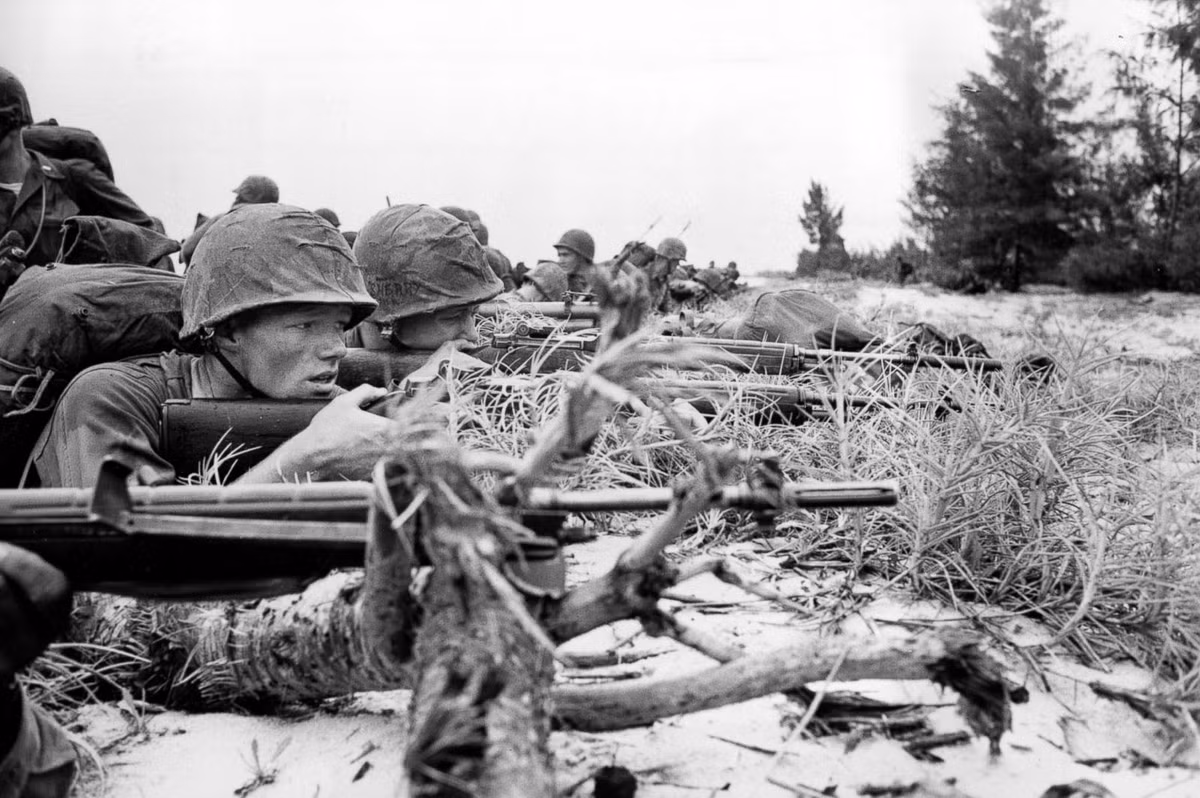 Lính Mỹ thiết lập các vị trí phòng thủ quanh căn cứ không quân Đà Nẵng ngay sau cuộc đổ bộ. Ảnh: ABC News.