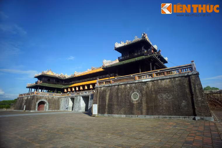 "...Tiếng súng lệnh chấm dứt. Bảo Đại hai tay đưa lên trao cho ông Trưởng đoàn Đại biểu chính phủ quốc ấn bằng vàng nặng gần mười ki lô gam và chiếc quốc kiếm để trong vỏ bằng vàng nạm ngọc. Rồi ông Trần Huy Liệu đọc bản tuyên bố của Đoàn đại biểu Chính phủ…”.