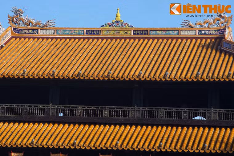 Về thời khắc này, ông Phạm Khắc Hòe, bấy giờ là Đổng lý Ngự tiền văn phòng của vua Bảo Đại, ghi lại trong hồi ký của mình (Từ triều đình Huế đến chiến khu Việt Bắc, Nxb Hà Nội, 1984) như sau: "…Bảo Đại đọc tờ Chiếu thoái vị một cách xúc động có khi tắt cả tiếng...".