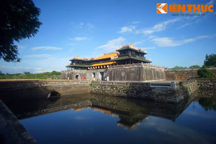 Ngày 30/8/1945, tại cửa Ngọ Môn ở Hoàng thành Huế diễn ra buổi lễ thoái vị của vua Bảo Đại - vị vua cuối cùng của nhà Nguyễn. Đây là một nghi lễ mang tính biểu tượng, đánh dấu sự chấm dứt của chế độ phong kiến đã tồn tại hàng nghìn năm ở Việt Nam.