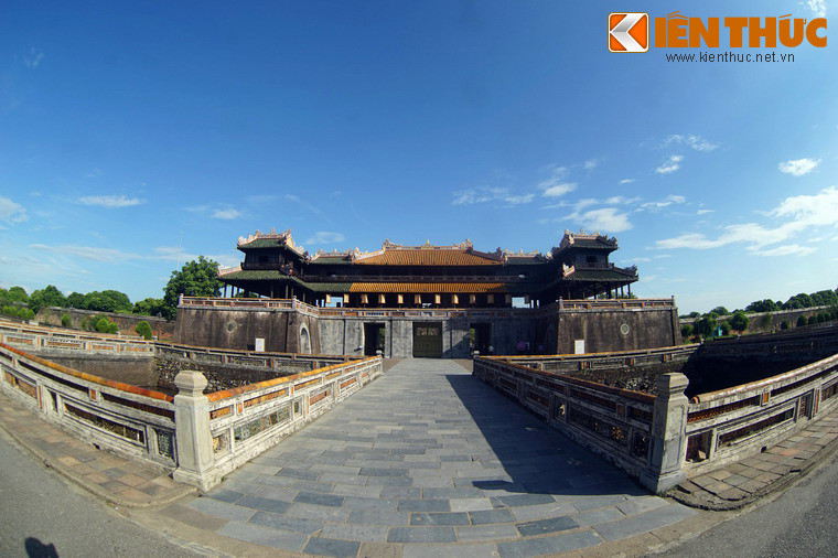 Hơn 70 năm sau buổi lễ thoái vị lịch sử của vua Bảo Đại, cửa Ngọ Môn vẫn giữ diện mạo cổ kính, uy nghiêm vốn có từ khi được xây dựng cách đây gần 200 năm.