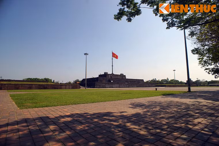 "...Bảo Đại đọc xong thì trên kỳ đài cờ vàng của nhà vua từ từ hạ xuống và lá cờ nền đỏ thắm tươi long lanh năm cánh sao vàng được kéo lên giữa tiếng vỗ tay, những tiếng hoan hô như sấm cắt ngang bởi 21 phát súng lệnh vang lên chào quốc kỳ mới của Tổ quốc hồi sinh...".