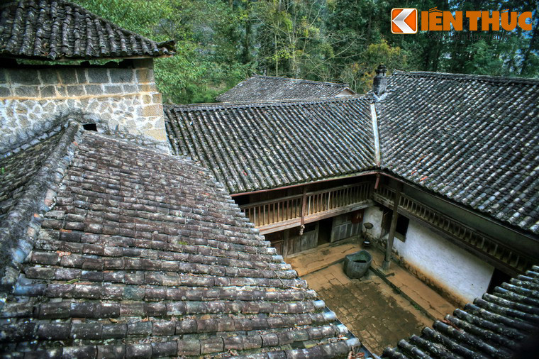 Do nằm trên địa thế hiểm trở và sử dụng chất liệu đá đá, tòa dinh thự kiên cố như một pháo đài, có khả năng phòng vệ và chiến đấu, chịu được sự khắc nghiệt của thời gian, thiên nhiên.