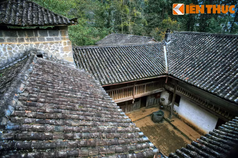 Do nằm trên địa thế hiểm trở và sử dụng chất liệu đá đá, tòa dinh thự kiên cố như một pháo đài, có khả năng phòng vệ và chiến đấu, chịu được sự khắc nghiệt của thời gian, thiên nhiên.