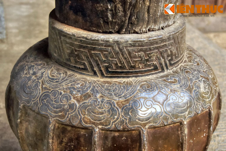 Tương truyền, để chế tác hai quả anh túc này, những thợ giỏi nhất ở Vân Nam thời đó đã chạm khắc rồi dùng bạc trắng Đông Dương mài cho bóng bề mặt. Để đánh bóng được một chân cột đá như thế cần đền 900 đồng bạc, tương đương với 1 tỷ đồng thời giá ngày nay.