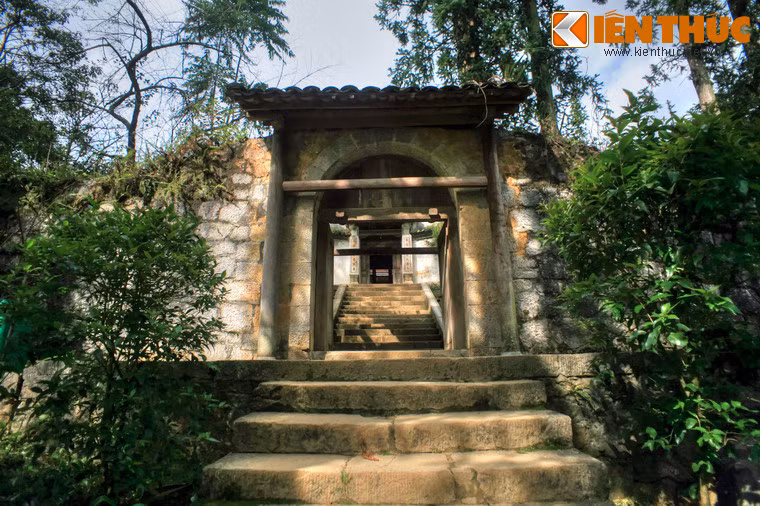 Nằm ở thung lũng Sà Phìn, cách thành phố Hà Giang 130 km về phía Bắc, khu dinh thự Vương Chí Sình hay dinh thự Vua Mèo, dinh họ Vương là một công trình kiến trúc cổ xưa độc đáo của cao nguyên đá Đồng Văn.