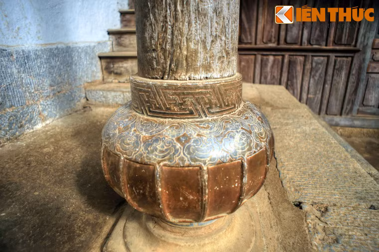 Đặc sắc nhất là hai chân cột của khu nhà chính được tạo hình quả anh túc bằng đá. Đây là một sự tôn vinh cây anh túc, nguyên liệu sản xuất thuốc phiện, ngành sản xuất gia tộc Vua Mèo nằm quyền kiểm soát ở cao nguyên đá.