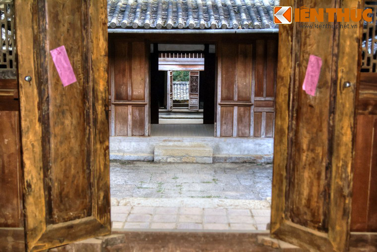 Cảc công trình này được ghép bằng các phiến đá do đồng bào dân tộc H'Mông ở nơi đây đục đẽo bằng tay rồi vận chuyển về từ cách đó 7 km để thi công.