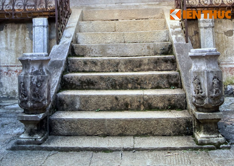 Sau khi hoàn thành, dinh thự sở hữu nhiều chi tiết bằng đá được chạm khắc cầu kỳ, mang các biểu tượng của sự phú quý, trường tồn, hưng thịnh.