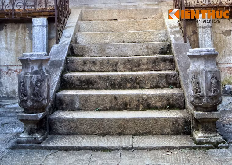 Sau khi hoàn thành, dinh thự sở hữu nhiều chi tiết bằng đá được chạm khắc cầu kỳ, mang các biểu tượng của sự phú quý, trường tồn, hưng thịnh.