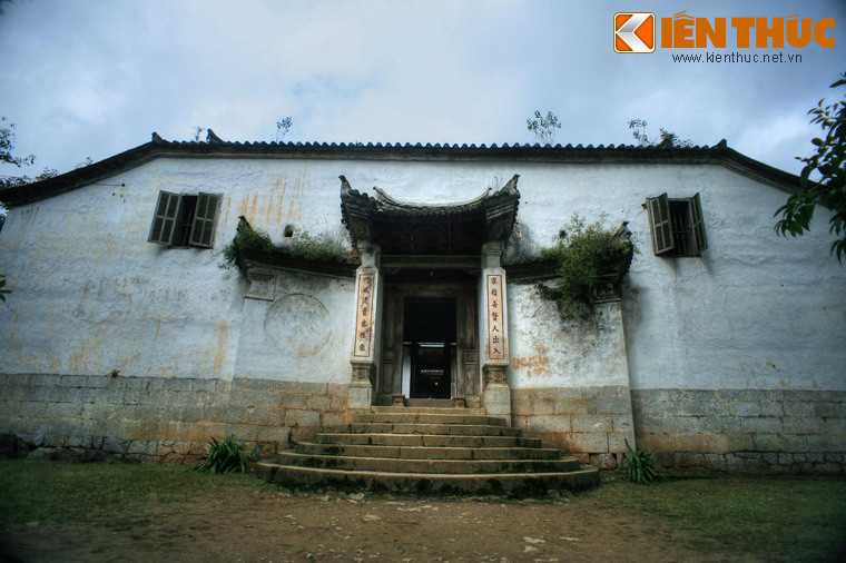 Dinh thự này được khởi công năm 1919, hoàn thành năm 1928. Một nét đặc biệt là công trình được xây dựng hoàn toàn thủ công bằng những nguyên vật liệu địa phương, trong đó đá có vai trò chủ đạo.