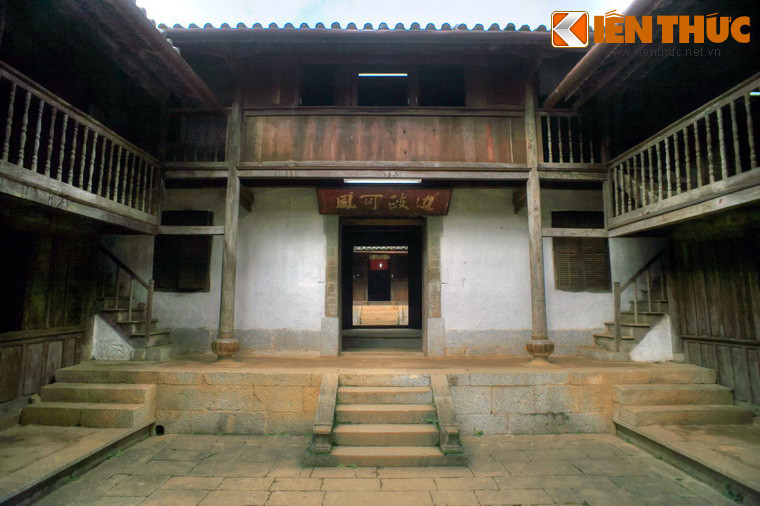 Đó chỉ mới là tiền đánh bóng, chưa kể tiền công đục đẽo, vận chuyển hai chân cột đá từ tỉnh Tứ Xuyên về Đồng Văn.