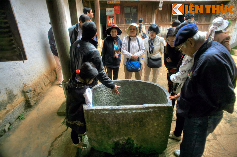 Theo lời kể, chỉ có những người vợ của vua Mèo mới được sử dụng bồn, và nước tắm trong bồn không phải nước bình thường mà là sữa dê đun nóng.