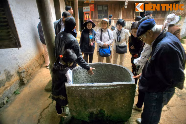 Theo lời kể, chỉ có những người vợ của vua Mèo mới được sử dụng bồn, và nước tắm trong bồn không phải nước bình thường mà là sữa dê đun nóng.