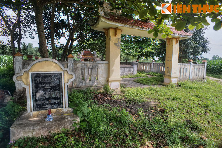 Theo sử sách, Hoàng Hối Khanh sinh vào khoảng nửa đầu thế kỷ 14, ở huyện Yên Định, tỉnh Thanh Hóa. Ông đỗ Tiến sỹ năm 1384, dưới thời vua Trần Phế Đế và đỗ Thái học sinh đời Trần Thuận Tông. Bấy giờ nhà Trần đã suy yếu, quyền hành trong tay Hồ Quý Ly.