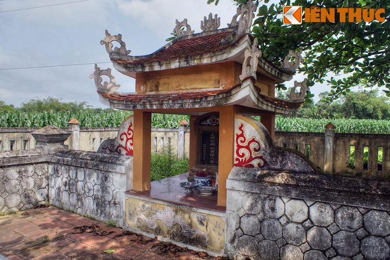 Tháng 7/1407, Hoàng Hối Khanh bị quân địch bắt được. Để giữ được khí tiết trung quân ái quốc, ông đã tự vẫn. Tướng giặc Minh là Trương Phụ cho quân chặt đầu ông và đem ra bêu ở chợ Đông Đô (thuộc thành phố Vinh ngày nay).