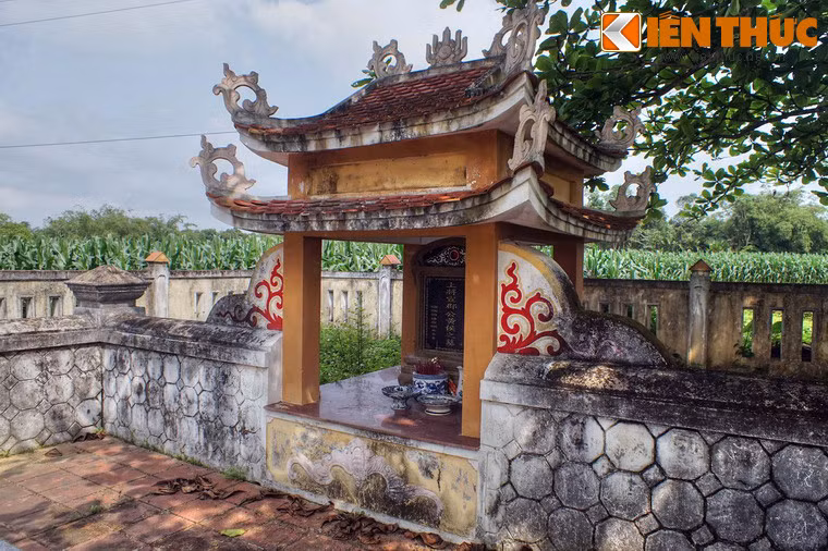 Tháng 7/1407, Hoàng Hối Khanh bị quân địch bắt được. Để giữ được khí tiết trung quân ái quốc, ông đã tự vẫn. Tướng giặc Minh là Trương Phụ cho quân chặt đầu ông và đem ra bêu ở chợ Đông Đô (thuộc thành phố Vinh ngày nay).