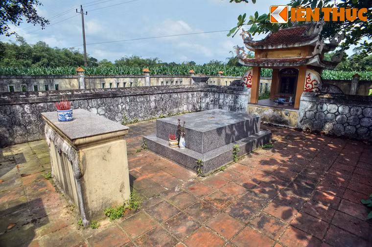 Khi quân Minh tiến đánh Việt Nam.từ phía Bắc và quân Chiêm nhân thời cơ quấy rối ở phía Nam, Hoàng Hối Khanh cùng các tướng sĩ dưới quyền đã làm mọi cách để bảo vệ đất nước.