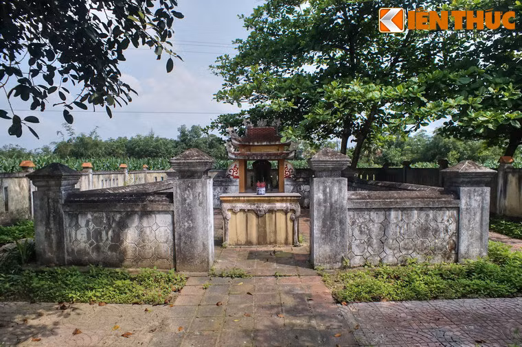 Năm 1400, Hồ Quý Ly cướp ngôi nhà Trần, lập ra nhà Hồ, đổi tên nước là Đại Ngu. Sau khi lên ngôi, vua Hồ Quý Lý trọng dụng Hoàng Hối Khanh, giao cho ông đảm nhận nhiều trọng trách lớn.