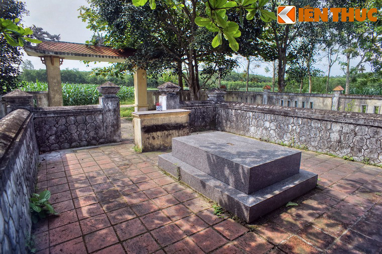 Sau này Hoàng Hối Khanh được các vua Nguyễn phong sắc: “Đặc tấn phụ quốc, Thượng tướng quân, Tăng kiết tiết linh thông Hoàng quận công. Tước phong dực bảo trung hưng linh phù đoan túc tôn thần”.