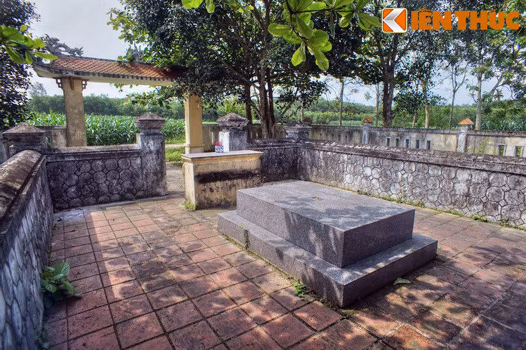 Sau này Hoàng Hối Khanh được các vua Nguyễn phong sắc: “Đặc tấn phụ quốc, Thượng tướng quân, Tăng kiết tiết linh thông Hoàng quận công. Tước phong dực bảo trung hưng linh phù đoan túc tôn thần”.