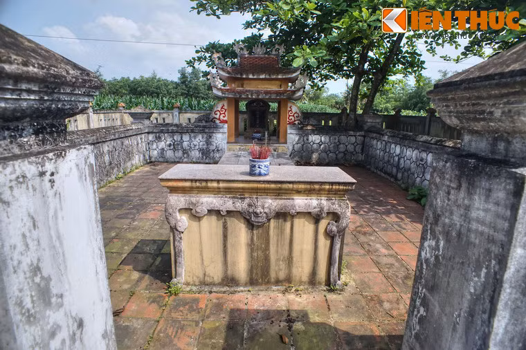 Khi nhà Minh nhăm nhe xâm lược nước Việt, Hoàng Hối Khanh đảm đương cả những nhiệm vụ của một võ tướng. Ông ra lệnh mở xưởng rèn đúc vũ khí, tuyển các thợ giỏi vào các công xưởng quân sự, chỉ huy đắp thành Đa Bang và đóng cọc ở sông Bạch Hạc để ngăn chặn kẻ thù.