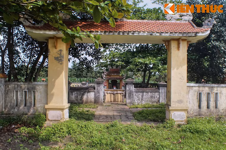 Về tổng thể, công trình xây theo dáng cổ, có mặt bằng hình chữ nhật, đăng đối theo đường thần đạo. Các hạng mục công trình từ ngoài vào trong là cổng và vòng thành ngoài, vòng thành trong, hương án, mộ phần và nhà bia.