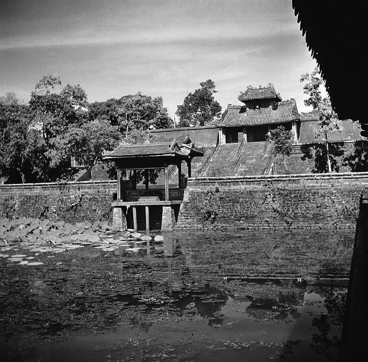 Một góc lăng vua Tự Đức, nhìn từ Xung Khiêm Tạ bên hồ Lưu Khiêm. Hai công trình bên bờ hồ là Dũ Khiêm Tạ và Khiêm Cung Môn. Ảnh: Michel Huet/ Gamma-Rapho.
