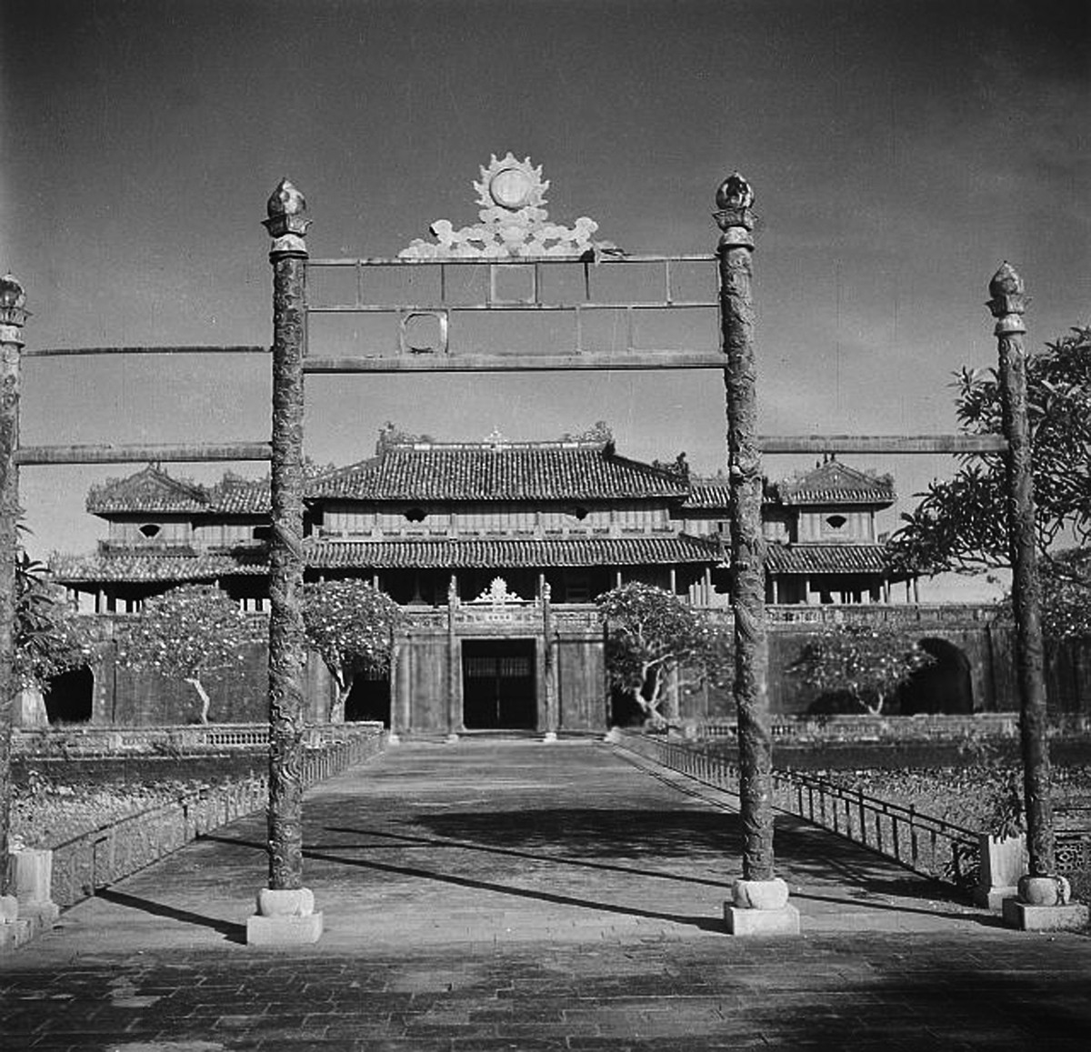 Ngọ Môn nhìn từ cổng của cầu Trung Đạo, Hoàng thành Huế. Cánh cổng này đã bị hủy hoại khá nặng nề do không có người trông giữ. Ảnh: Michel Huet/ Gamma-Rapho.