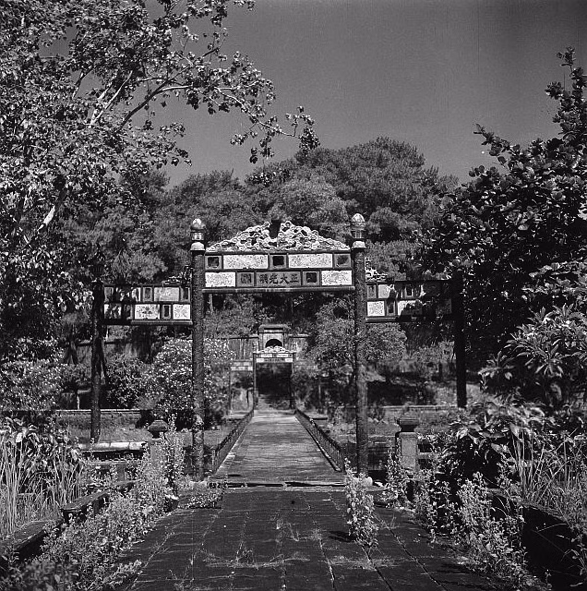 Cầu Thông Minh Chính Trực bắc ngang hồ Tân Nguyệt để dẫn vào Bửu Thành của lăng vua Minh Mạng. Ảnh: Michel Huet/ Gamma-Rapho.