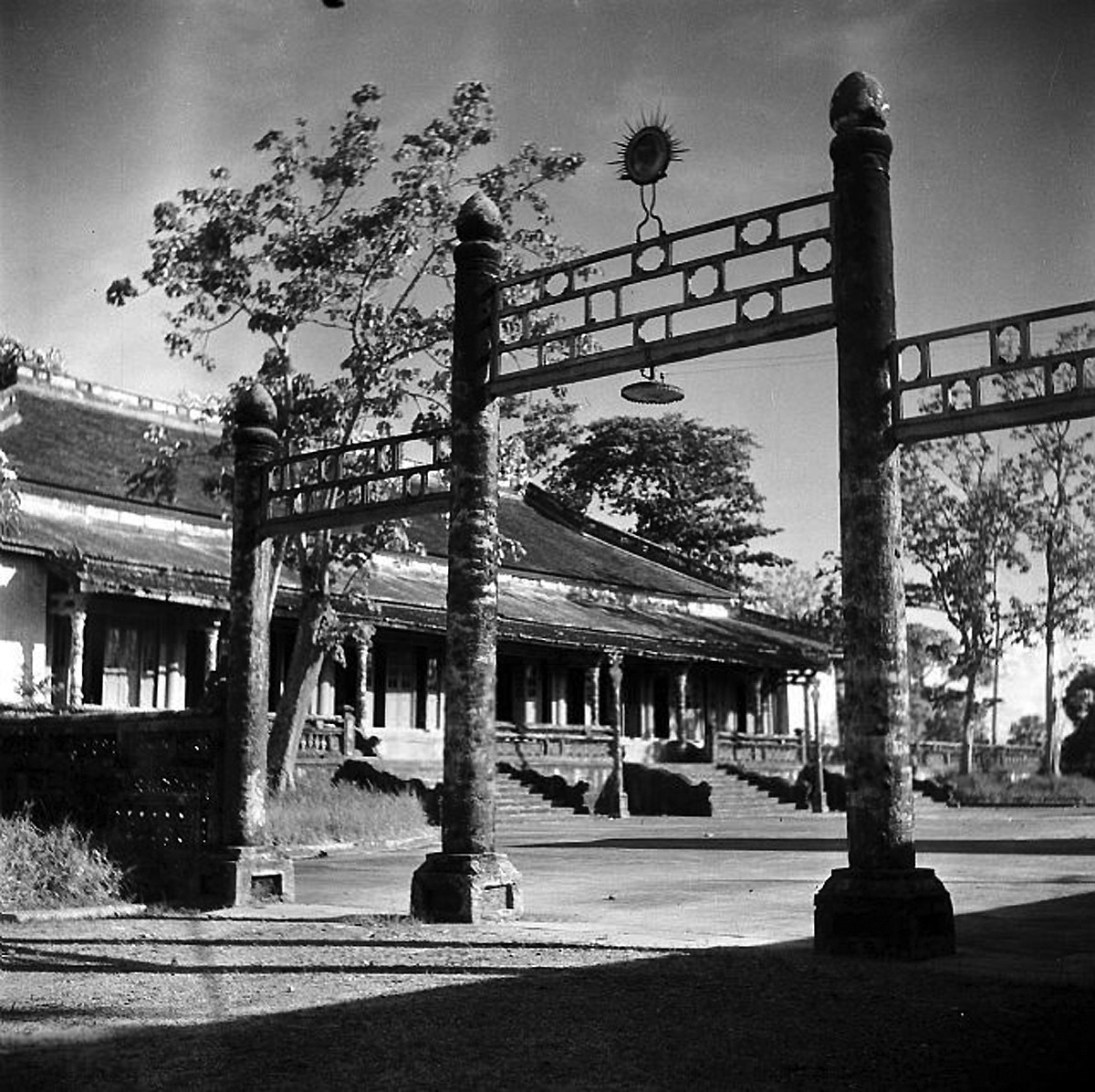 Mặt sau điện Thái Hòa trong Hoàng thành Huế. Cánh cổng phía sau điện đã bị bóc mất các tấm pháp lam trang trí. Ảnh: Michel Huet/ Gamma-Rapho.