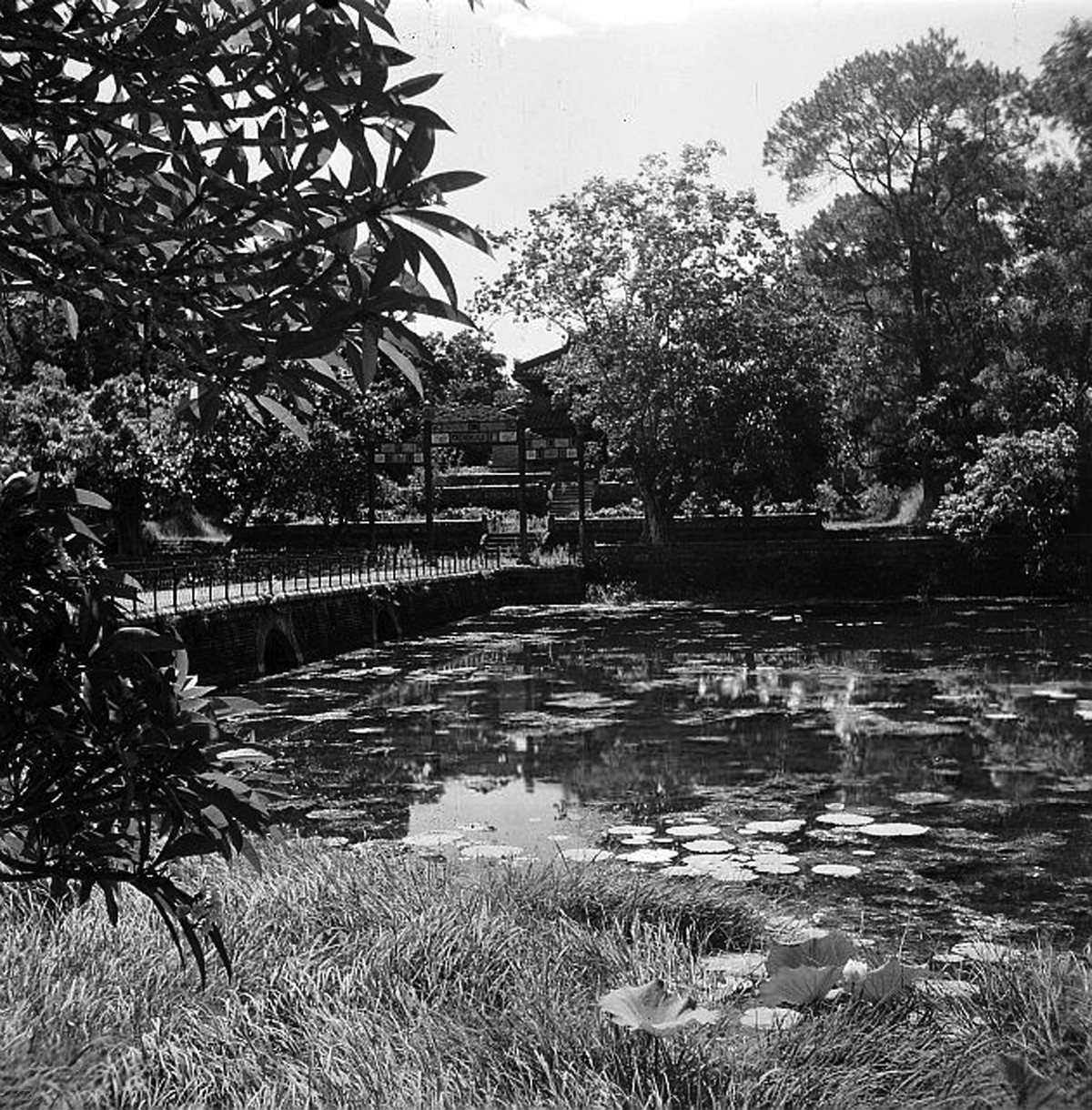 Hồ Ngưng Thúy và lầu Đức Hinh, nhìn từ Bửu Thành của lăng vua Thiệu Trị. Ảnh: Michel Huet/ Gamma-Rapho.