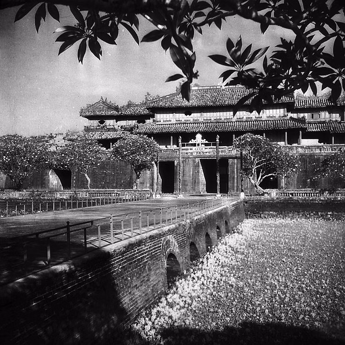 Một góc nhìn khác về Ngọ Môn. Ảnh: Michel Huet/ Gamma-Rapho.