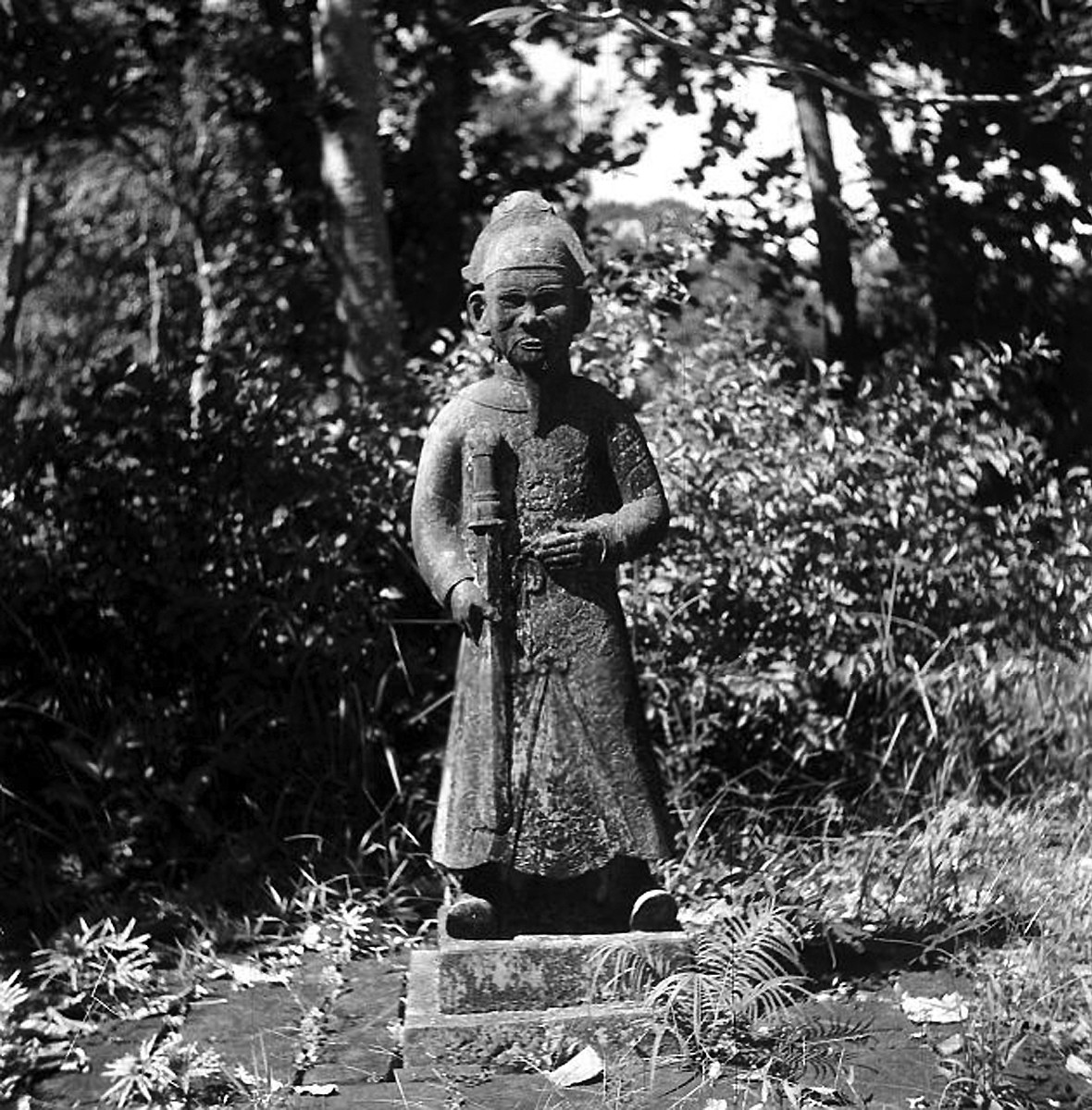 Tượng võ quan ở lăng vua Minh Mạng. Ảnh: Michel Huet/ Gamma-Rapho.