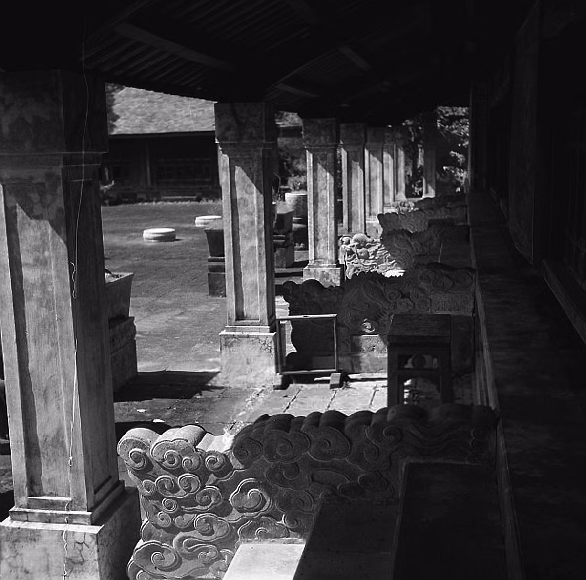 Lối vào điện thờ ở lăng Tự Đức. Ảnh: Michel Huet/ Gamma-Rapho.