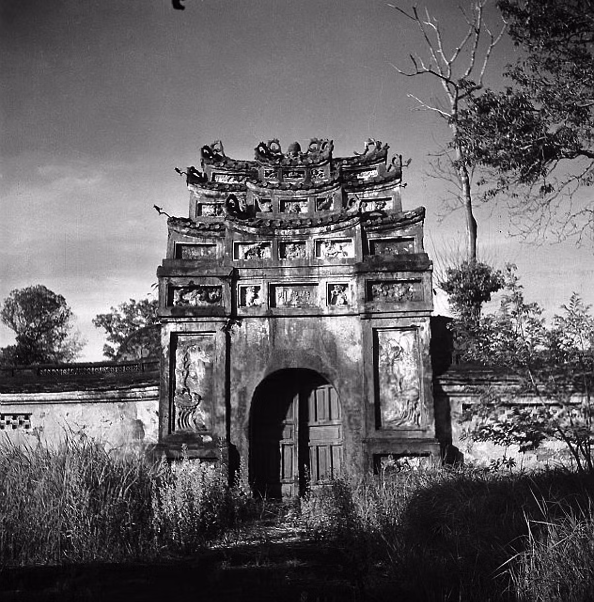 Một cánh cổng trong Hoàng thành bị bủa vây bởi cây dại. Ảnh: Michel Huet/ Gamma-Rapho.